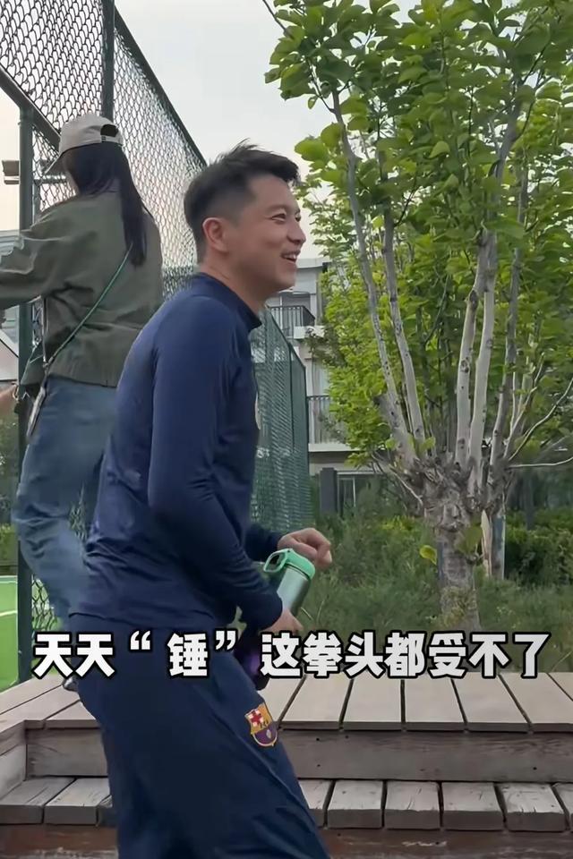 王雷夫妻同框，网友挖苦：像是爸爸领着女儿！39岁李小萌太幼态！