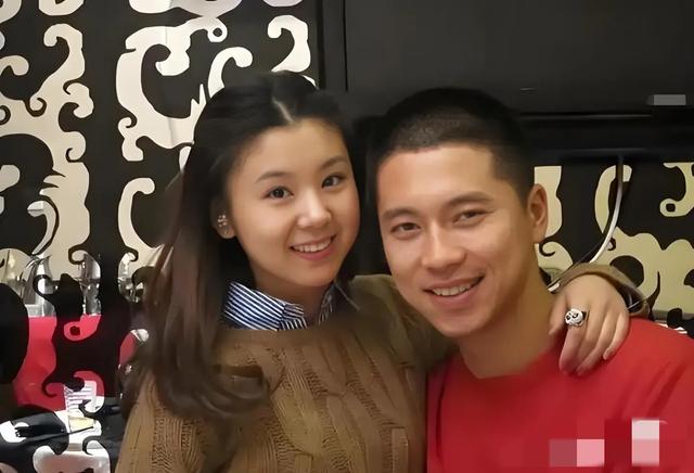 王雷夫妻同框，网友挖苦：像是爸爸领着女儿！39岁李小萌太幼态！