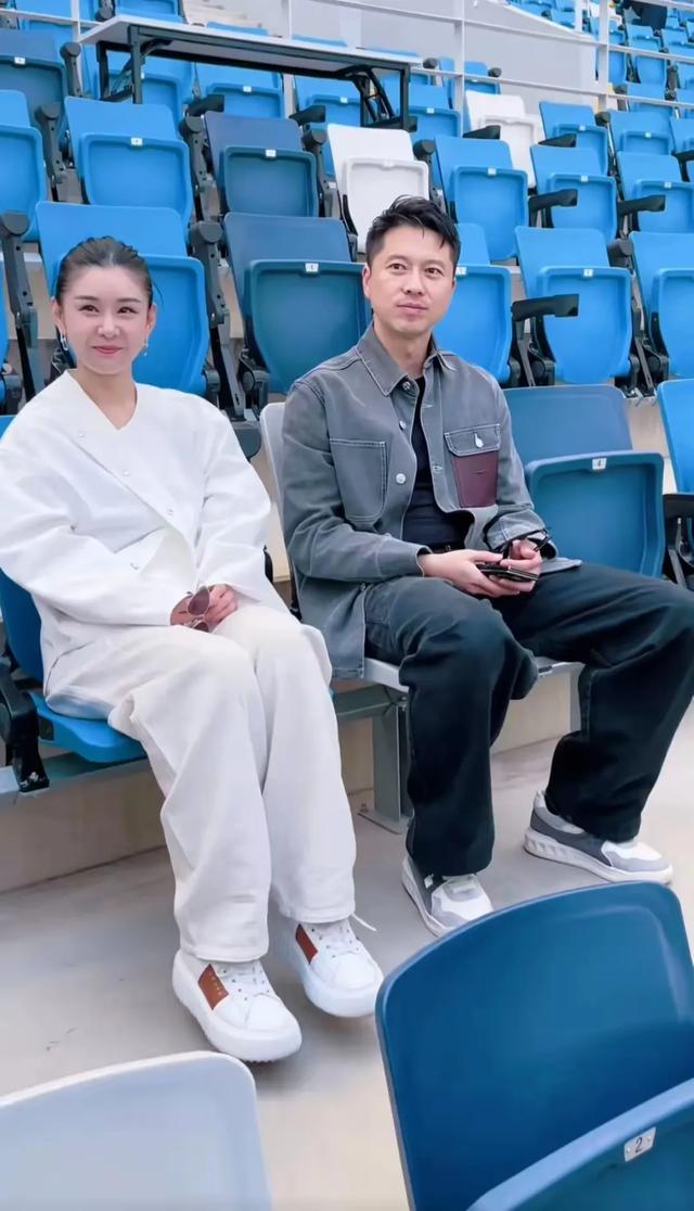 王雷夫妻同框，网友挖苦：像是爸爸领着女儿！39岁李小萌太幼态！