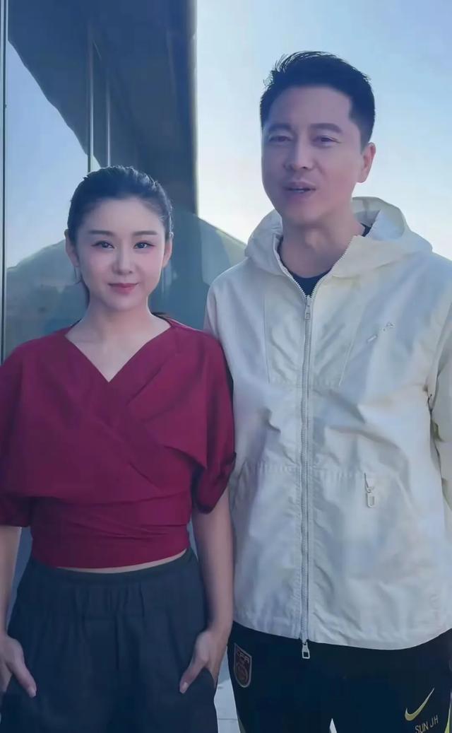 王雷夫妻同框，网友挖苦：像是爸爸领着女儿！39岁李小萌太幼态！