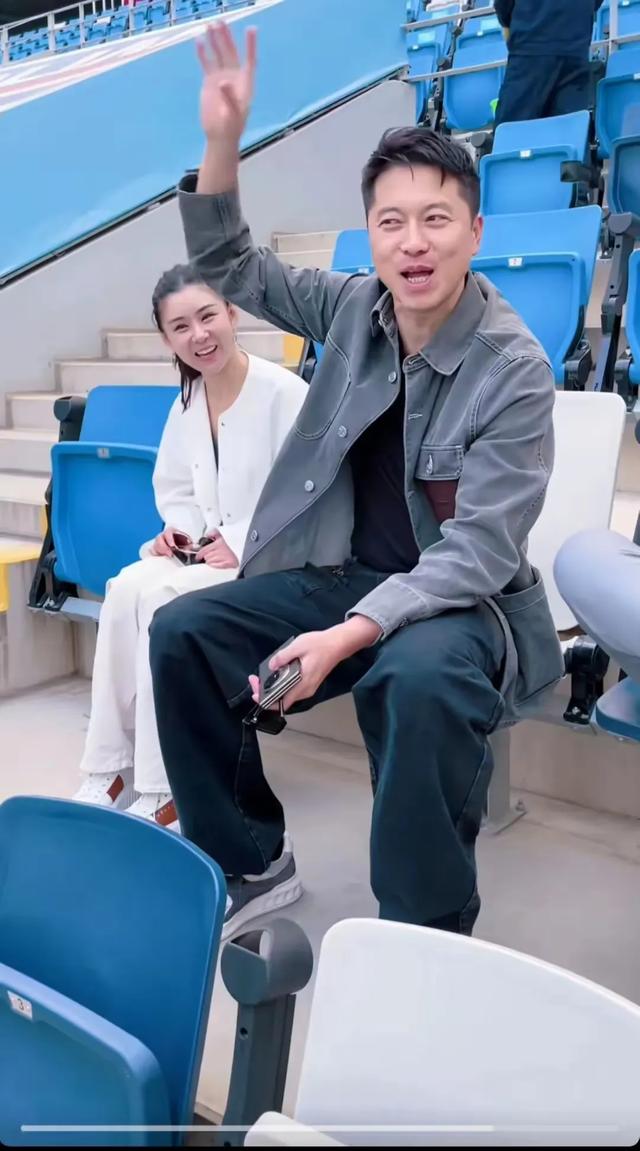 王雷夫妻同框，网友挖苦：像是爸爸领着女儿！39岁李小萌太幼态！
