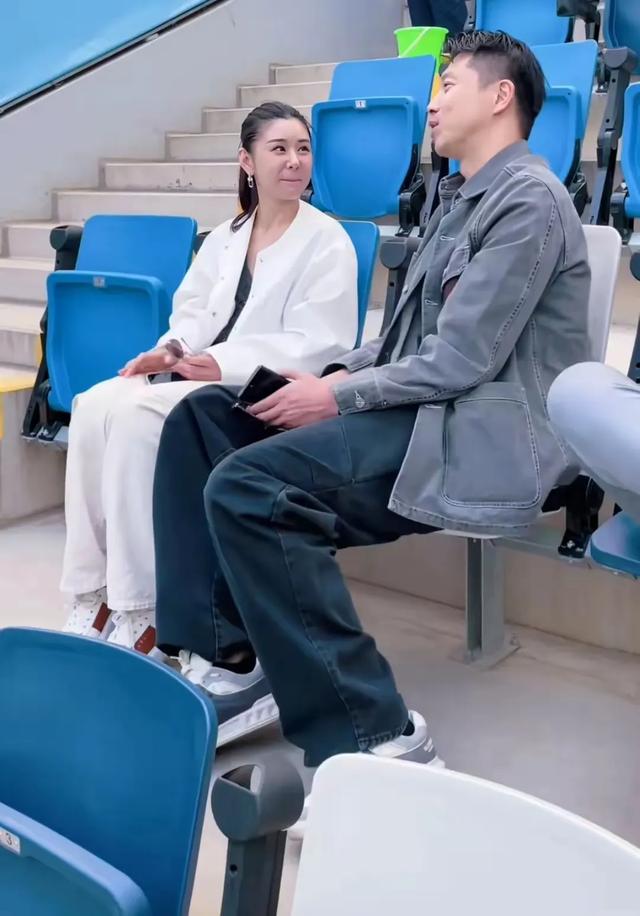 王雷夫妻同框，网友挖苦：像是爸爸领着女儿！39岁李小萌太幼态！