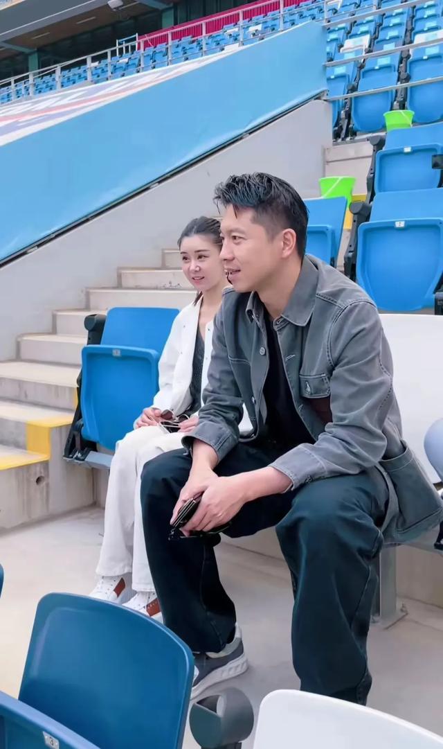 王雷夫妻同框，网友挖苦：像是爸爸领着女儿！39岁李小萌太幼态！