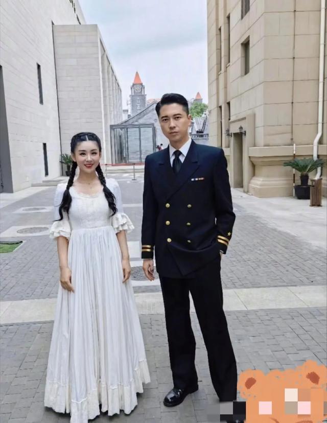 王雷夫妻同框，网友挖苦：像是爸爸领着女儿！39岁李小萌太幼态！