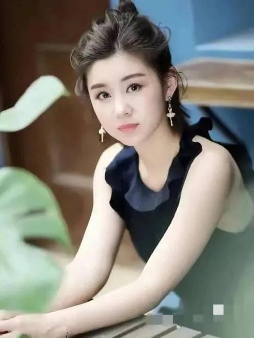 王雷夫妻同框，网友挖苦：像是爸爸领着女儿！39岁李小萌太幼态！