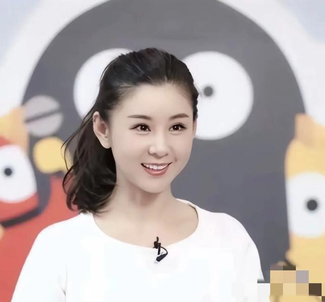 王雷夫妻同框，网友挖苦：像是爸爸领着女儿！39岁李小萌太幼态！