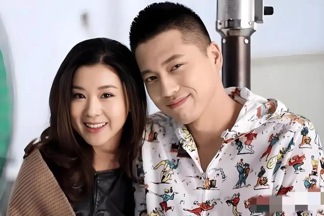 王雷夫妻同框，网友挖苦：像是爸爸领着女儿！39岁李小萌太幼态！
