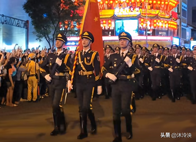 美论坛：为什么中国仪仗队在越南登场后，本地女孩就集团
失控了呢