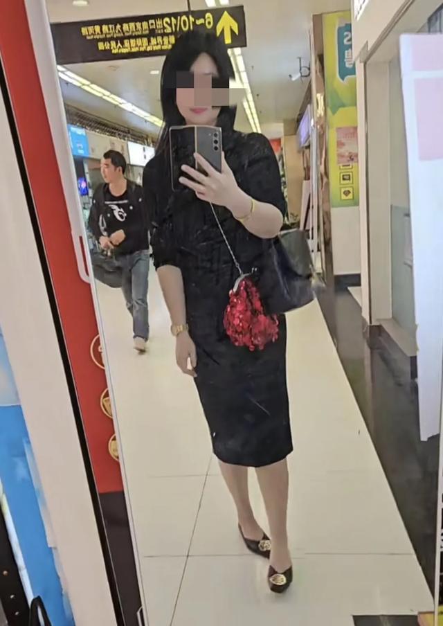 女子扔鼻涕纸后续：身份被扒，同事都知道工作堪忧！华东师年夜
沦陷