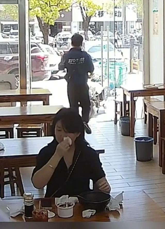 女子扔鼻涕纸后续：身份被扒，同事都知道工作堪忧！华东师年夜
沦陷