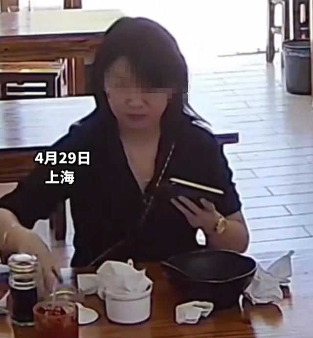 女子扔鼻涕纸后续：身份被扒，同事都知道工作堪忧！华东师年夜
沦陷