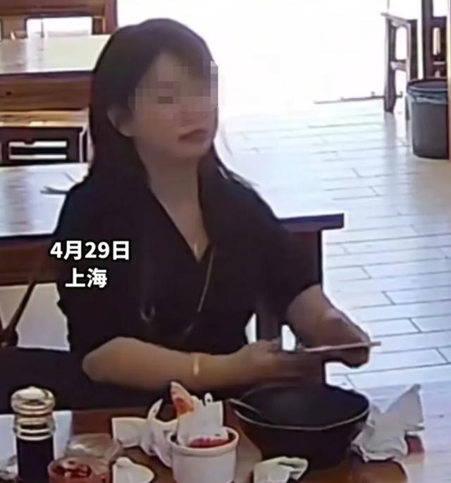 女子扔鼻涕纸后续：身份被扒，同事都知道工作堪忧！华东师年夜
沦陷
