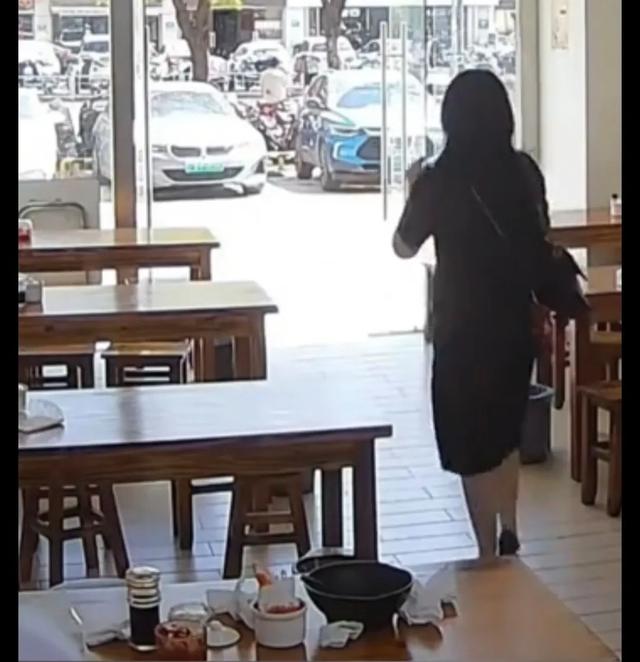 女子扔鼻涕纸后续：身份被扒，同事都知道工作堪忧！华东师年夜
沦陷