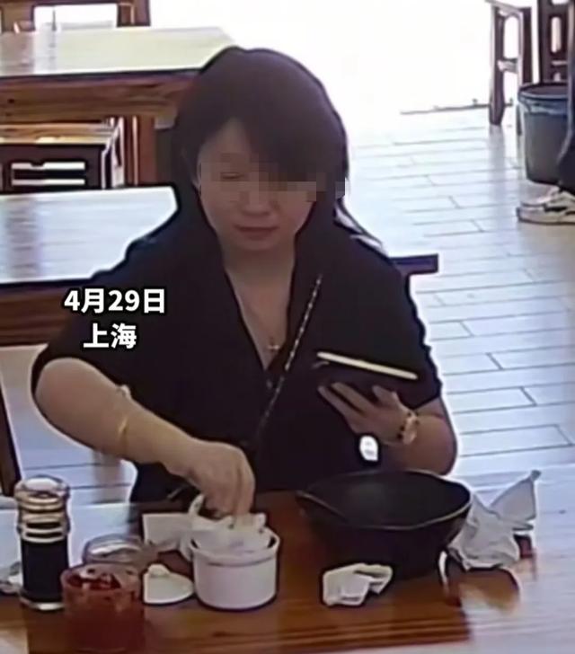 女子扔鼻涕纸后续：身份被扒，同事都知道工作堪忧！华东师年夜
沦陷