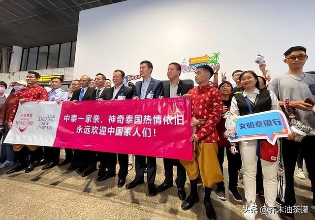 泰国大批
水果腐烂，因为摊上的一句中文，中国游客
：本身留着吧！
