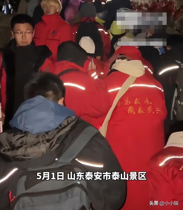 泰山已经沦陷
！世界
旅客
这哪是来旅游，这是来排队
登位，人潮澎湃

