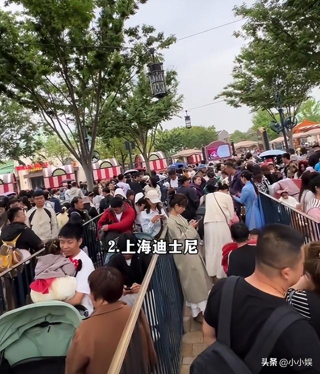 泰山已经沦陷
！世界
旅客
这哪是来旅游，这是来排队
登位，人潮澎湃
