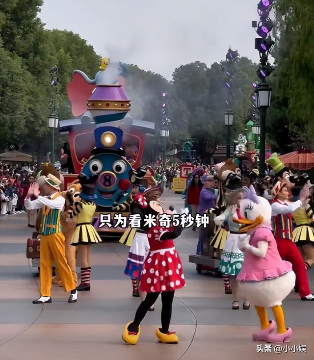 泰山已经沦陷
！世界
旅客
这哪是来旅游，这是来排队
登位，人潮澎湃
