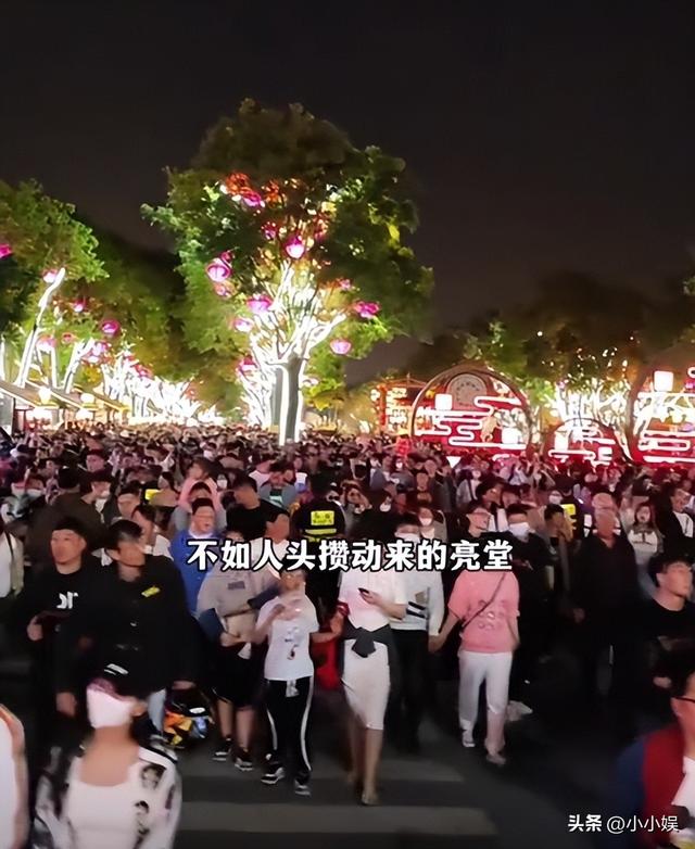 泰山已经沦陷
！世界
旅客
这哪是来旅游，这是来排队
登位，人潮澎湃
