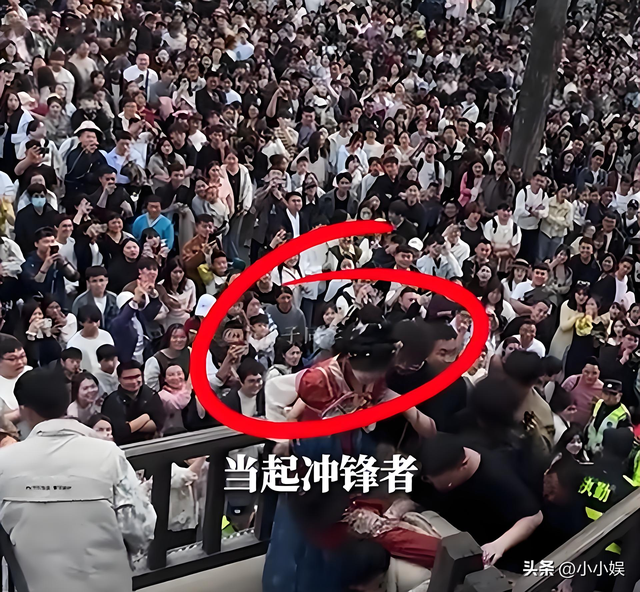 泰山已经沦陷
！世界
旅客
这哪是来旅游，这是来排队
登位，人潮澎湃
