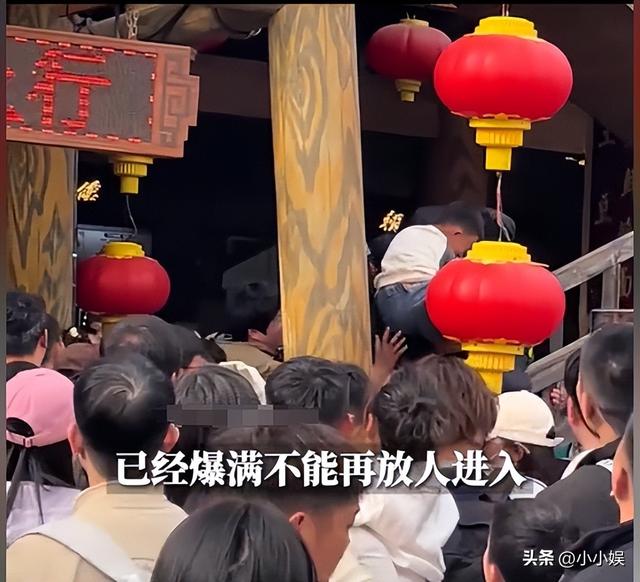 泰山已经沦陷
！世界
旅客
这哪是来旅游，这是来排队
登位，人潮澎湃
