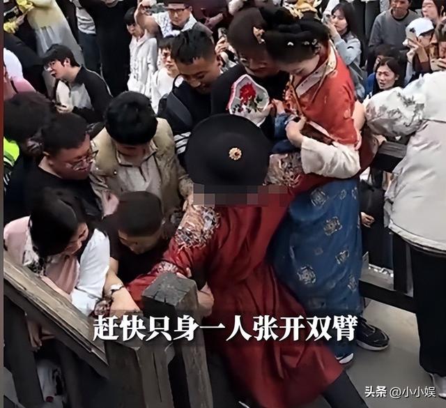 泰山已经沦陷
！世界
旅客
这哪是来旅游，这是来排队
登位，人潮澎湃

