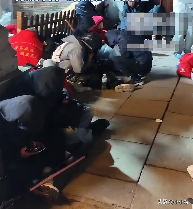 泰山已经沦陷
！世界
旅客
这哪是来旅游，这是来排队
登位，人潮澎湃
