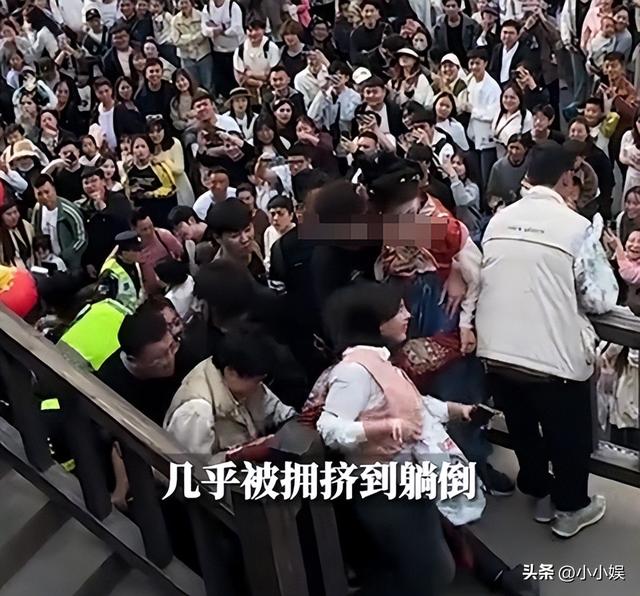 泰山已经沦陷
！世界
旅客
这哪是来旅游，这是来排队
登位，人潮澎湃
