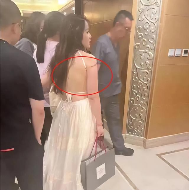 董蜜斯
劲爆照被扒！网友怒斥没内涵，胡锡进发声，协和批评区沦陷
