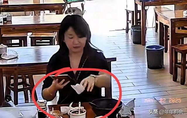 女子扔鼻涕纸后续：身份被曝，公司都知道工作堪忧！华东师大沦陷