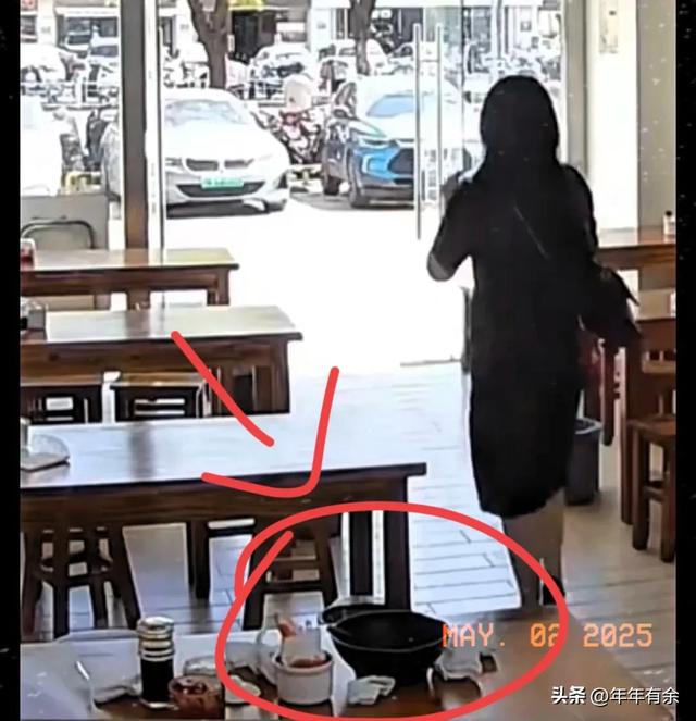 女子扔鼻涕纸后续：身份被曝，公司都知道工作堪忧！华东师大沦陷