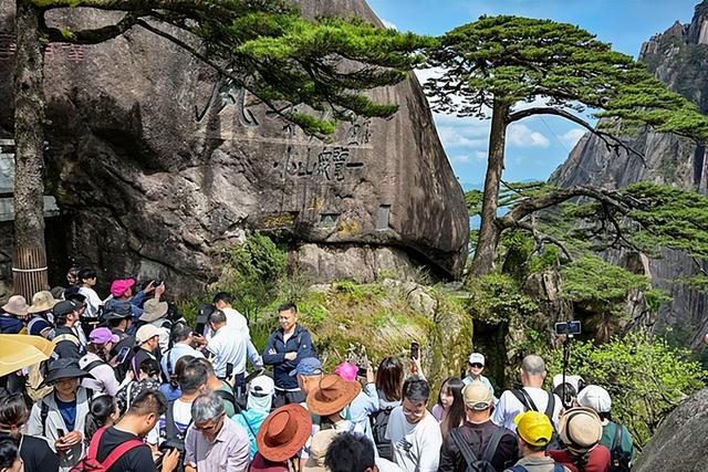 泰山已经掉
守！全国游客
那边是来旅游的，分明是来排队
“登基”的