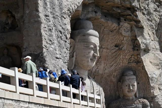 泰山已经掉
守！全国游客
那边是来旅游的，分明是来排队
“登基”的