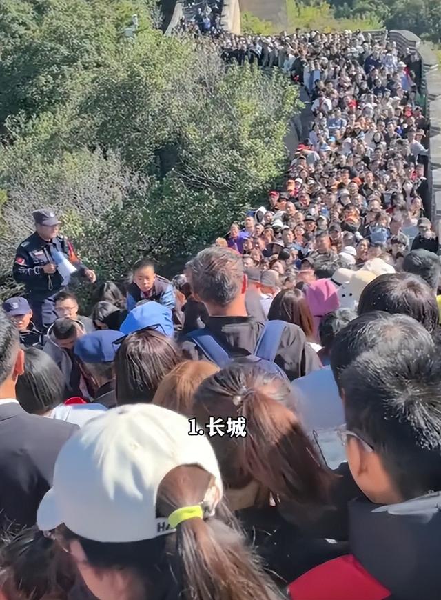 泰山已经掉
守！全国游客
那边是来旅游的，分明是来排队
“登基”的