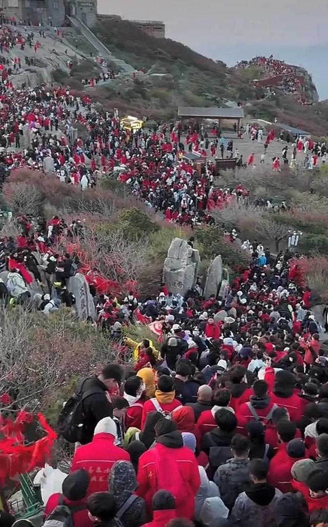 泰山已经掉
守！全国游客
那边是来旅游的，分明是来排队
“登基”的