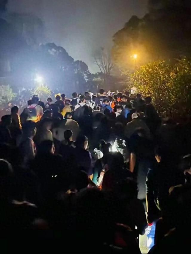 泰山已经掉
守！全国游客
那边是来旅游的，分明是来排队
“登基”的