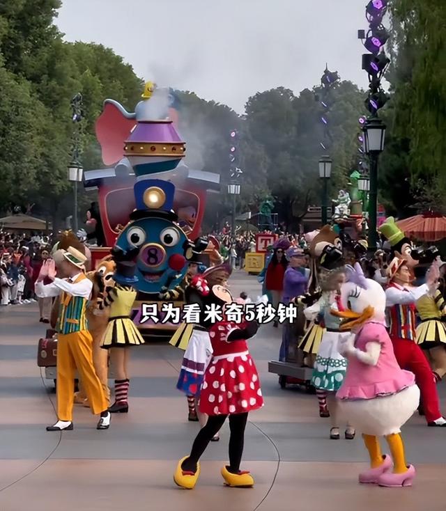 泰山已经掉
守！全国游客
那边是来旅游的，分明是来排队
“登基”的