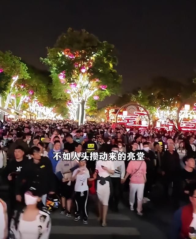 泰山已经掉
守！全国游客
那边是来旅游的，分明是来排队
“登基”的