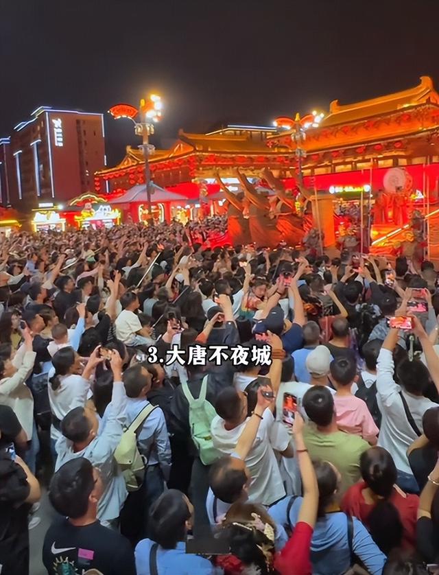 泰山已经掉
守！全国游客
那边是来旅游的，分明是来排队
“登基”的