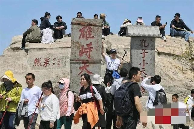 泰山已经掉
守！全国游客
那边是来旅游的，分明是来排队
“登基”的