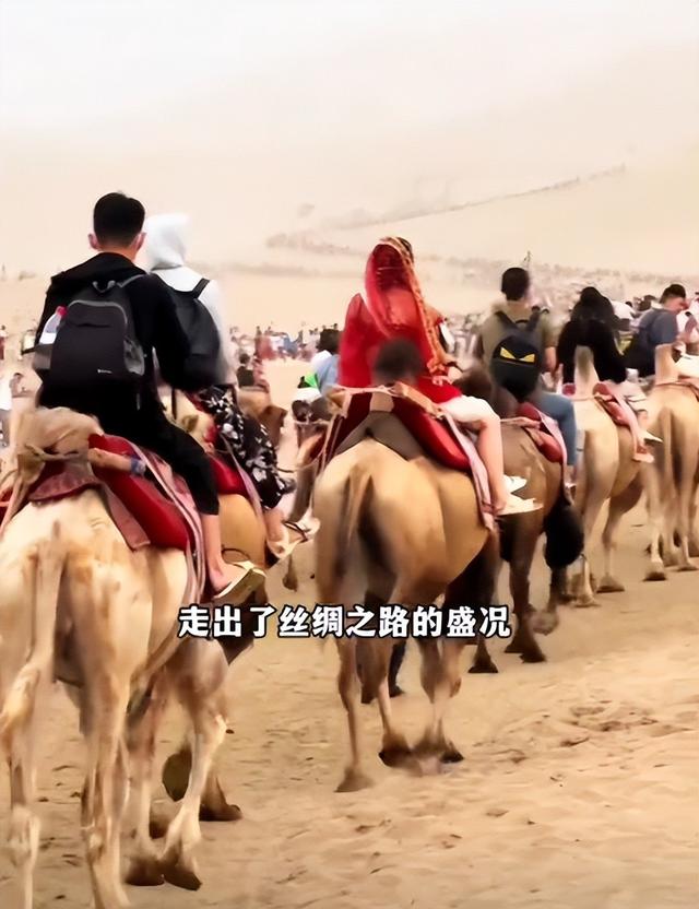 泰山已经掉
守！全国游客
那边是来旅游的，分明是来排队
“登基”的