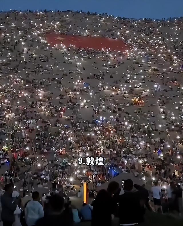 泰山已经掉
守！全国游客
那边是来旅游的，分明是来排队
“登基”的