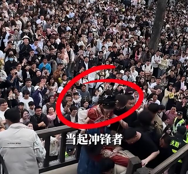 泰山已经掉
守！全国游客
那边是来旅游的，分明是来排队
“登基”的