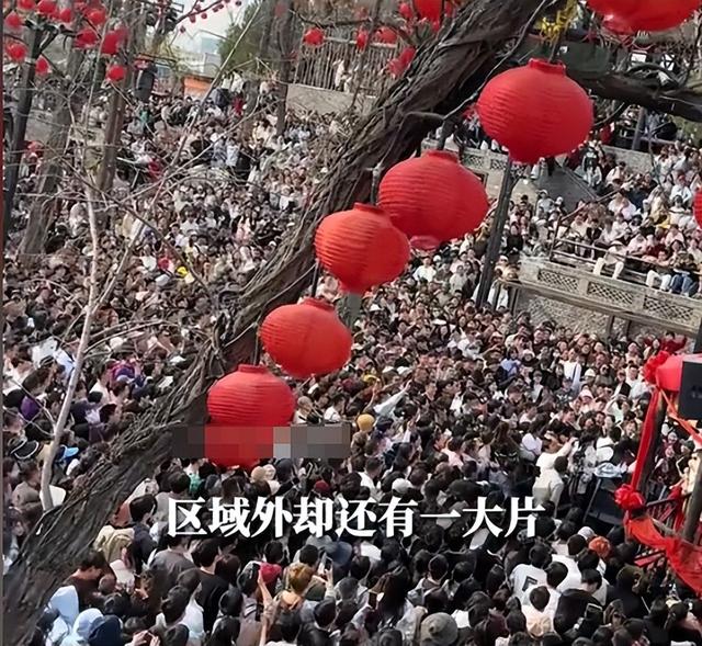泰山已经掉
守！全国游客
那边是来旅游的，分明是来排队
“登基”的