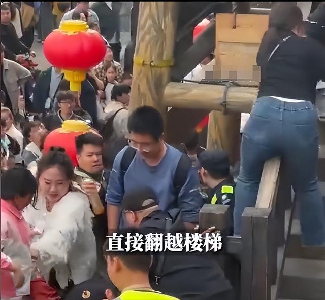 泰山已经掉
守！全国游客
那边是来旅游的，分明是来排队
“登基”的