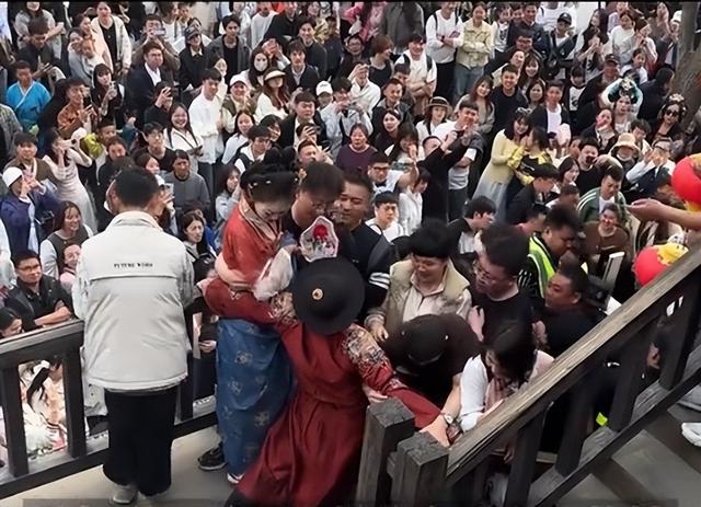 泰山已经掉
守！全国游客
那边是来旅游的，分明是来排队
“登基”的