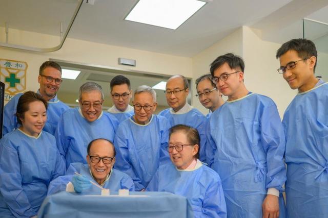 96岁李嘉诚终于现身，到病院
动手做实行，笑出一脸皱纹