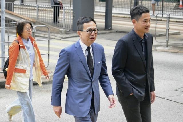 96岁李嘉诚终于现身，到病院
动手做实行，笑出一脸皱纹