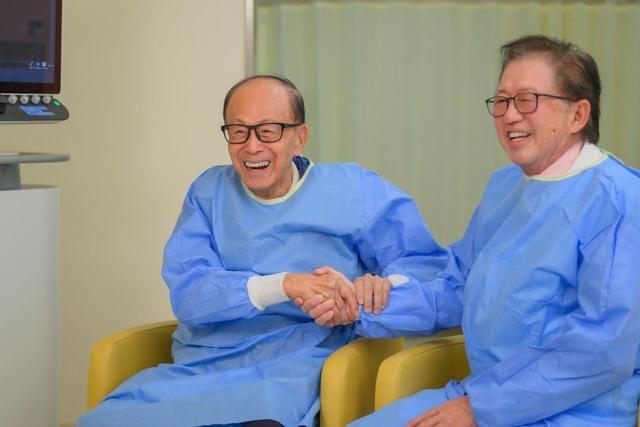 96岁李嘉诚终于现身，到病院
动手做实行，笑出一脸皱纹