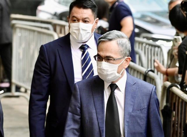 96岁李嘉诚终于现身，到病院
动手做实行，笑出一脸皱纹